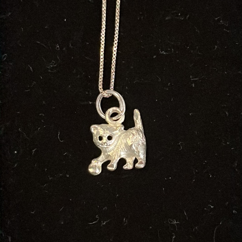 Adorable 925 Sterling Silver Chain Cat Pendant with Ball Necklace.